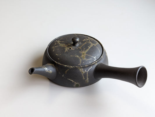 Flat teapot ("Hiragata Kyūsu") by Teruyuki Isobe, Seaweed fired (mogake), 280ml, Right-handed