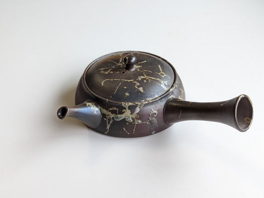 Flat teapot ("Hiragata Kyūsu") by Teruyuki Isobe, Seaweed fired (mogake), color flash, 290ml, Right-handed