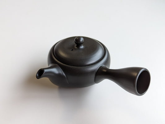 Standard Japanese teapot "kyūsu" by Takasuke kiln