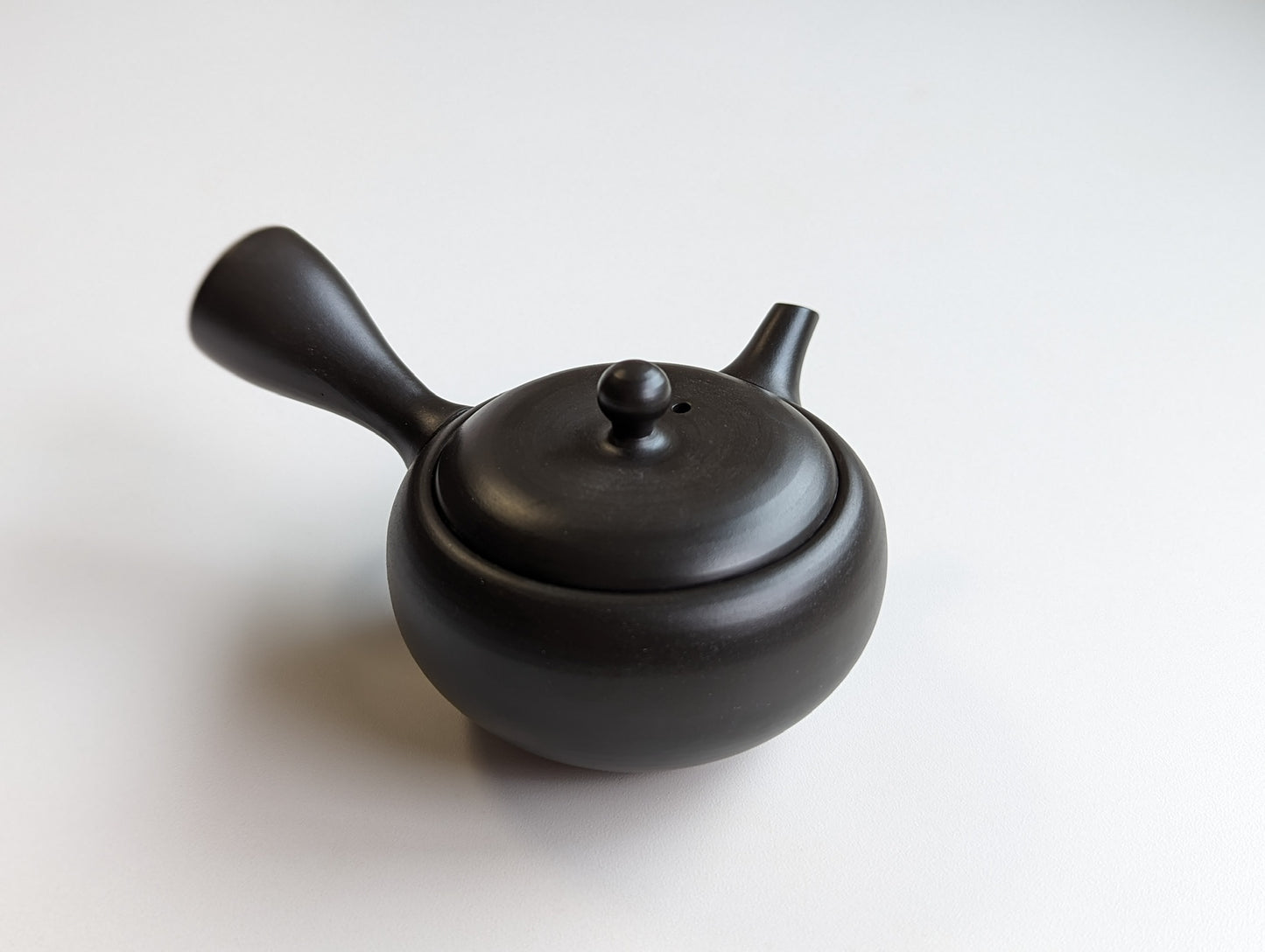 Standard Japanese teapot "kyūsu" by Takasuke kiln