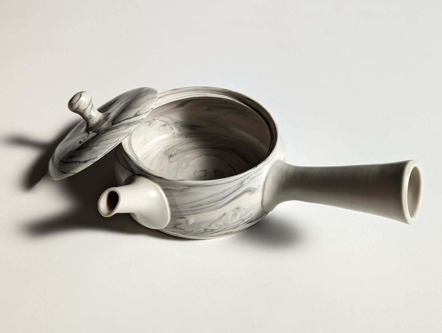 Flat teapot ("Hiragata Kyūsu") by Hitofusa no budō, Marble pattern, Right-handed