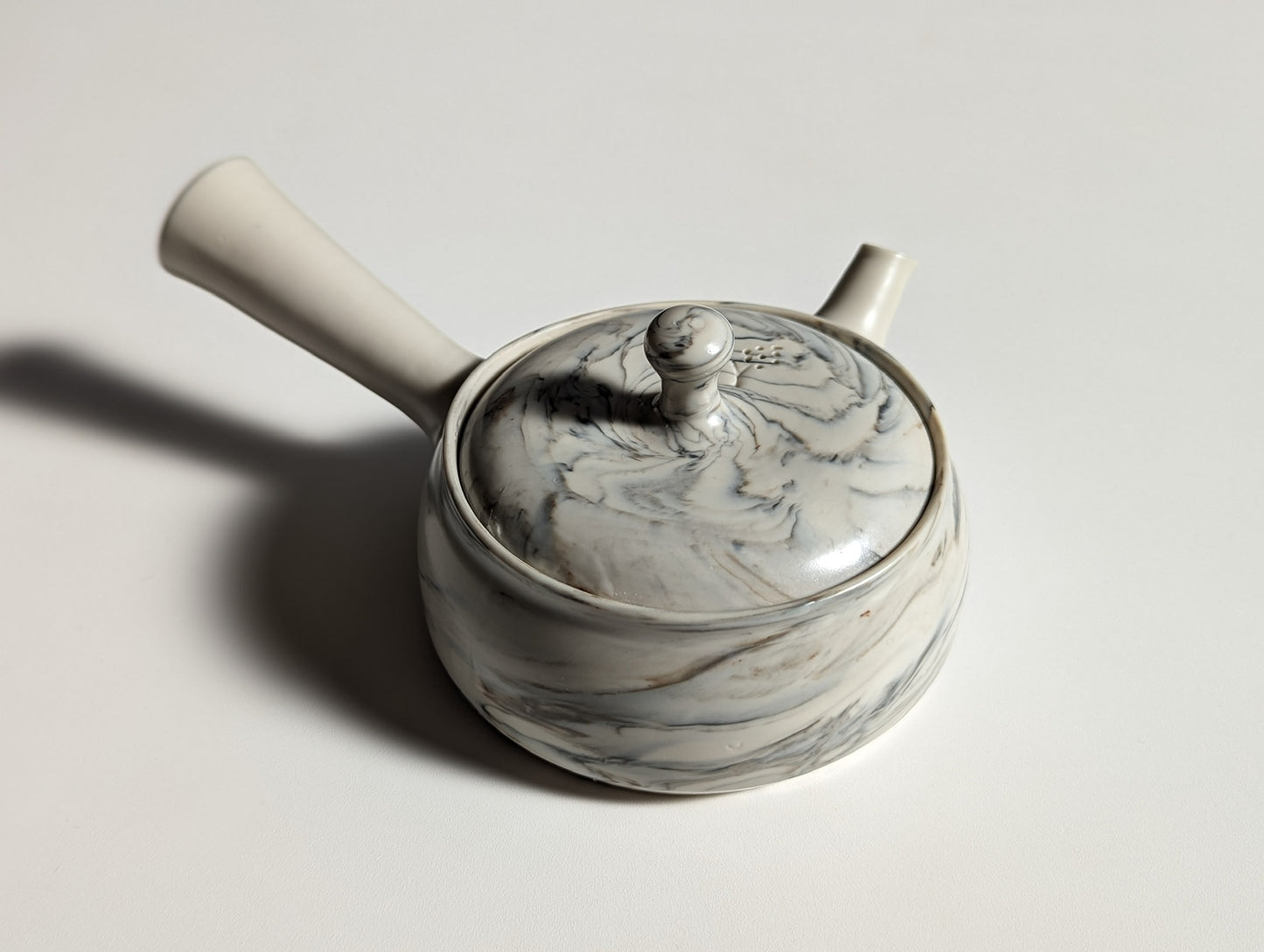 Flat teapot ("Hiragata Kyūsu") by Hitofusa no budō, Marble pattern, Right-handed