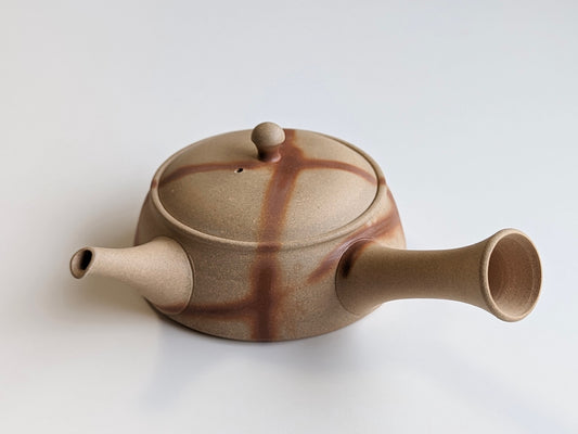 Flat teapot ("Hiragata Kyūsu") by Teruyuki Isobe, Hidasuki  (straw fired), Right-handed 2