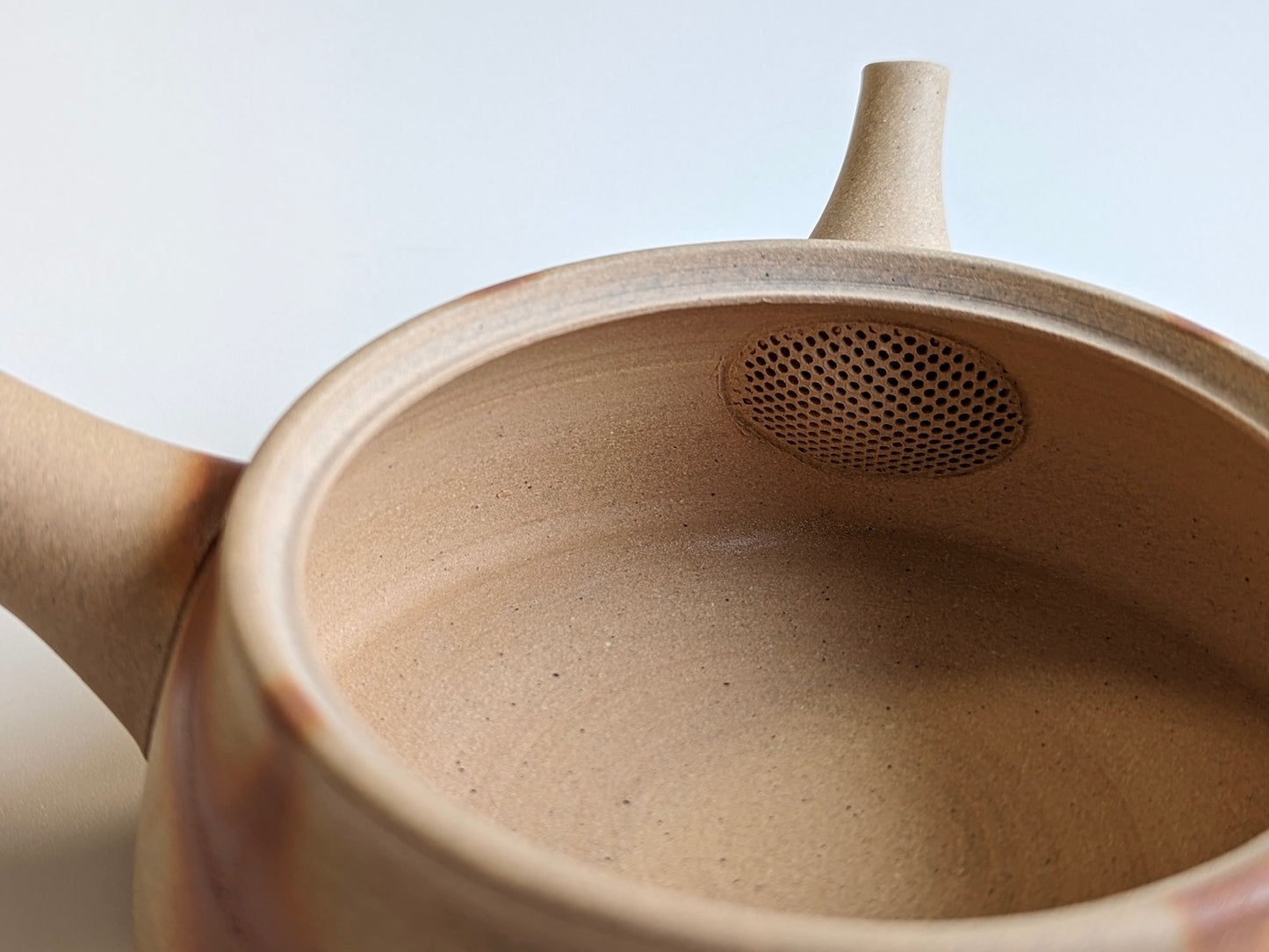 Flat teapot ("Hiragata Kyūsu") by Teruyuki Isobe, Hidasuki  (straw fired), Right-handed