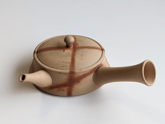 Flat teapot ("Hiragata Kyūsu") by Teruyuki Isobe, Hidasuki  (straw fired), Right-handed 1