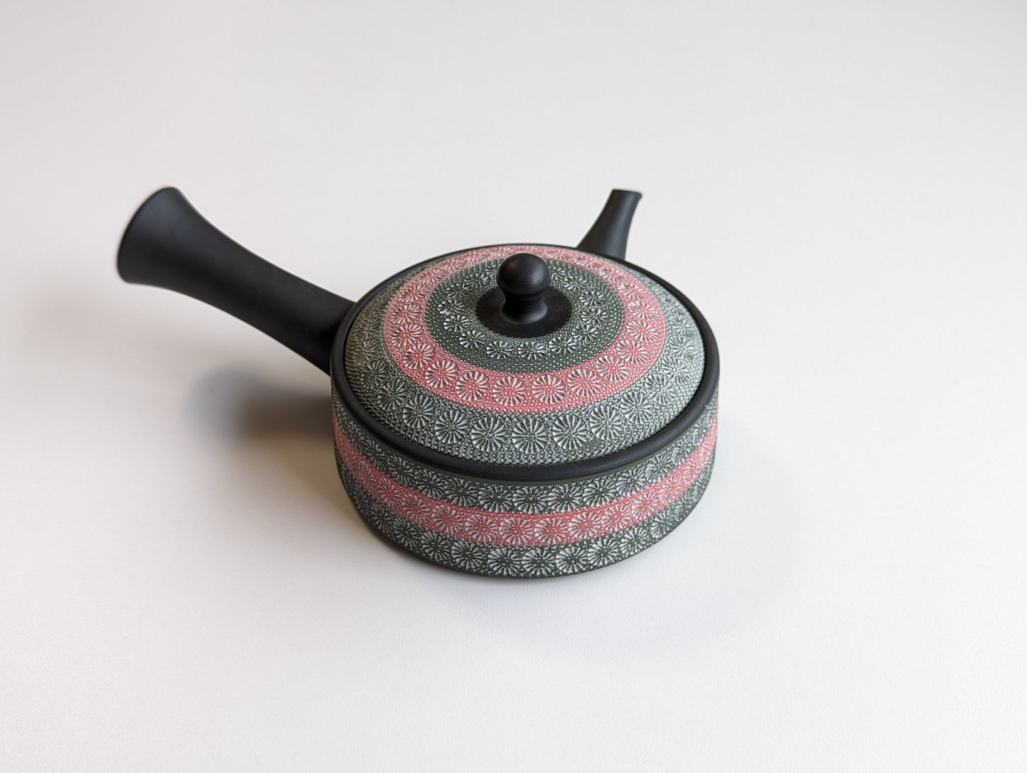 Flat teapot "Hiragata Kyūsu", flower stamp, by Teruyuki Isobe