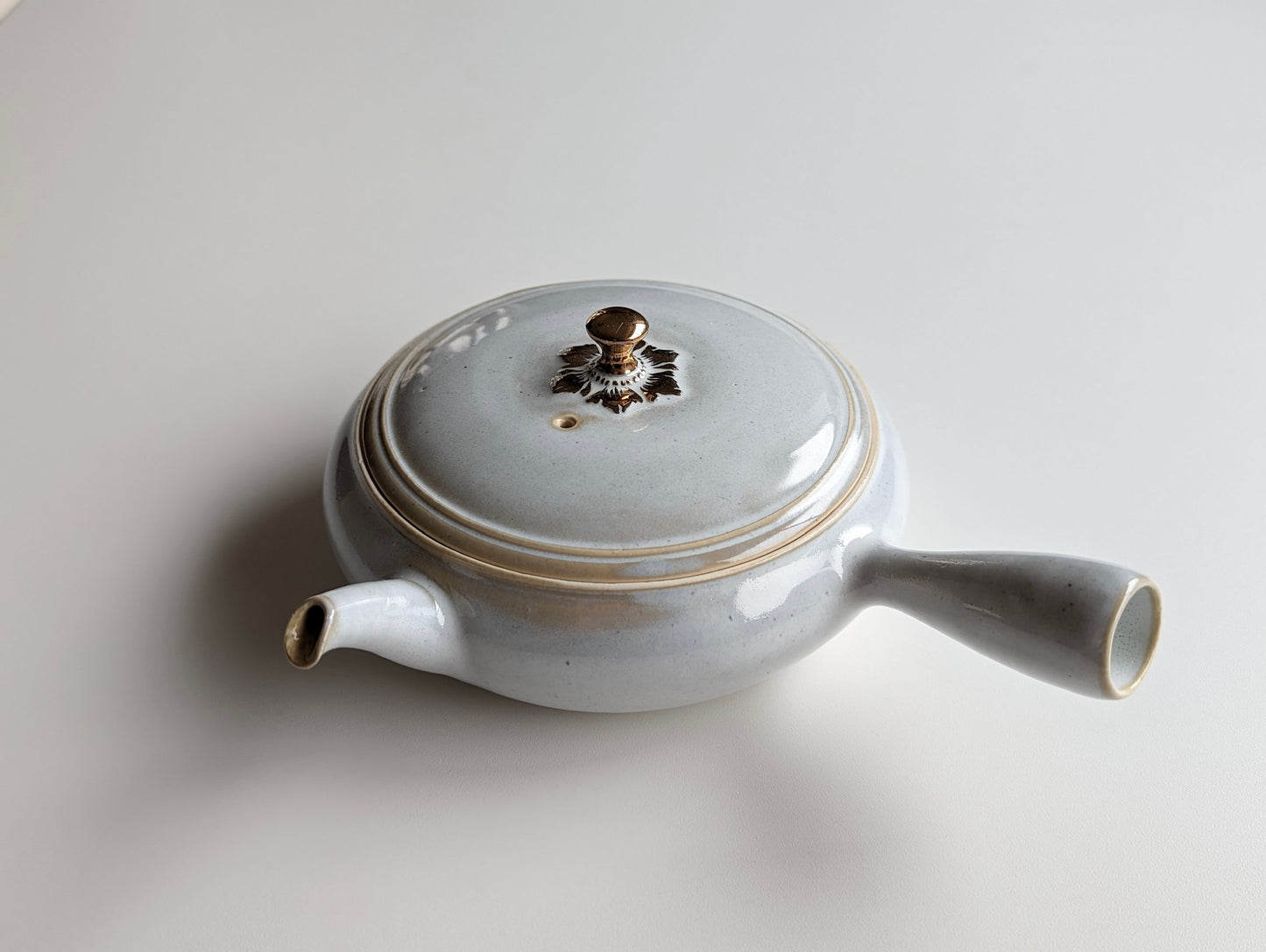 Flat teapot ("Hiragata Kyūsu") by Etsuko Tange, White-glazed , Right-handed　290ml