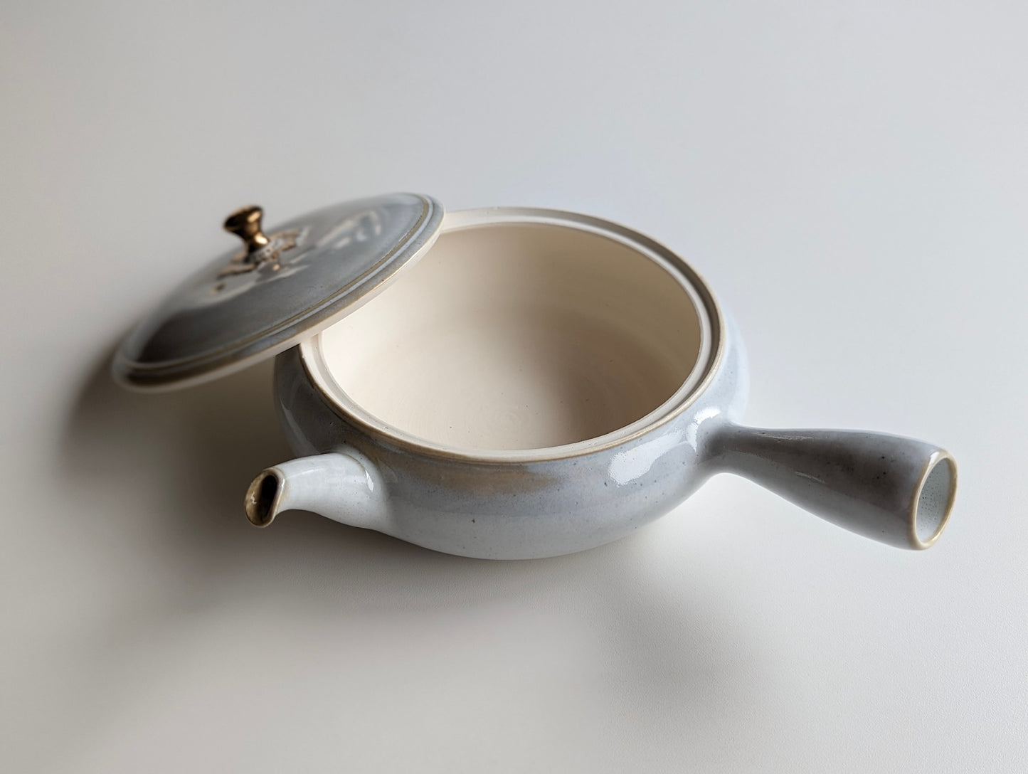 Flat teapot ("Hiragata Kyūsu") by Etsuko Tange, White-glazed , Right-handed　290ml