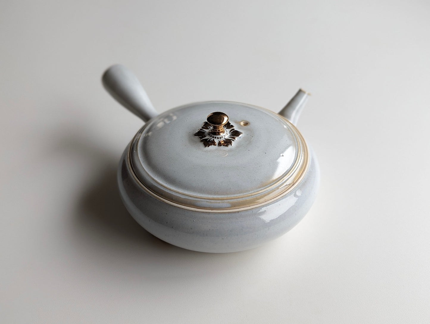 Flat teapot ("Hiragata Kyūsu") by Etsuko Tange, White-glazed , Right-handed　290ml