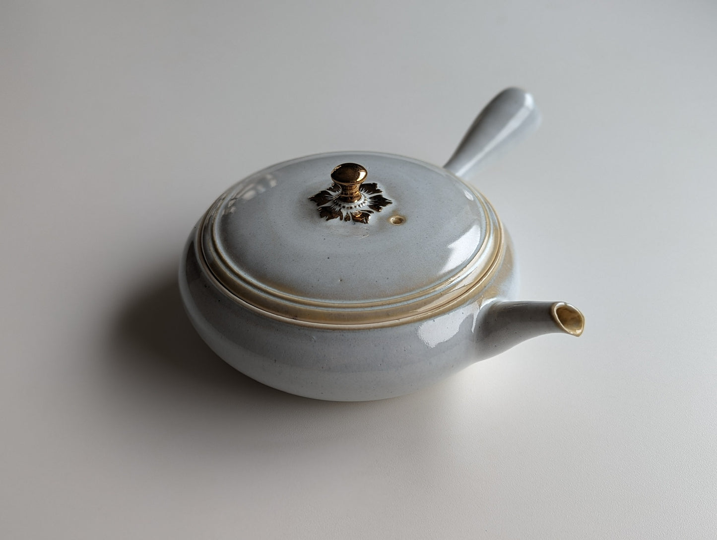 Flat teapot ("Hiragata Kyūsu") by Etsuko Tange, White-glazed , Right-handed　290ml