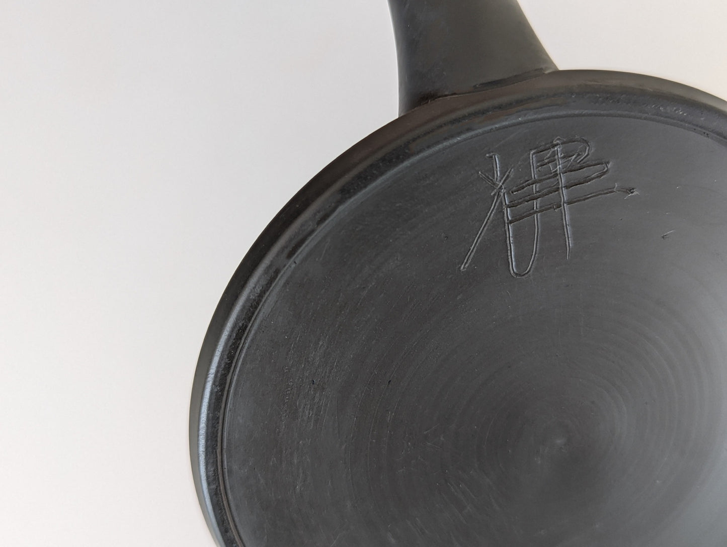 Flat teapot ("Hiragata Kyūsu") by Teruyuki Isobe, Iron black, 210ml, Left-handed