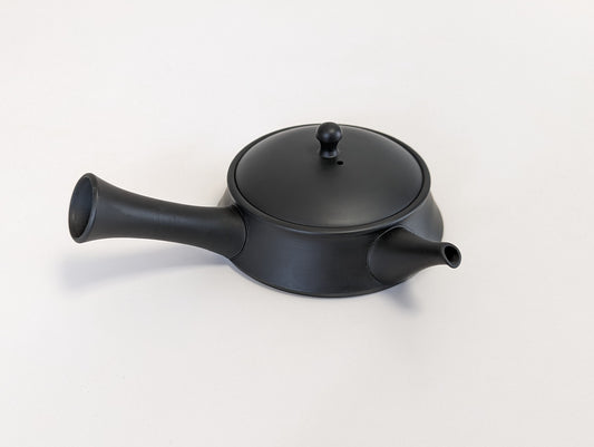 Flat teapot ("Hiragata Kyūsu") by Teruyuki Isobe, Iron black, Left-handed