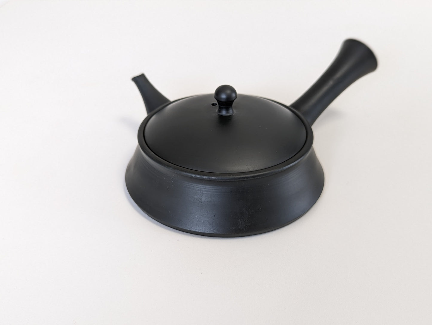 Flat teapot ("Hiragata Kyūsu") by Teruyuki Isobe, Iron black, 210ml, Left-handed